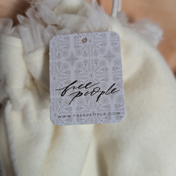 Free People Cute Tassel Sac...Cute Wristlet / Gift Sac  NWT Cream - Picture 3 of 3